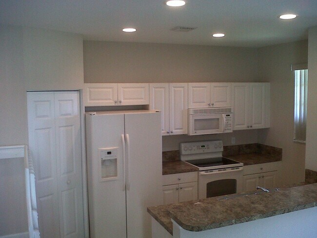 1221 Lucaya Dr in Riviera Beach, FL - Building Photo - Building Photo