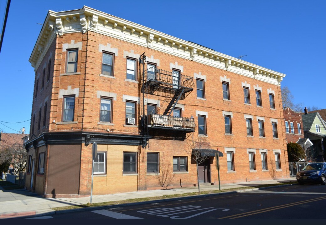 81 Grand St in Garfield, NJ - Building Photo