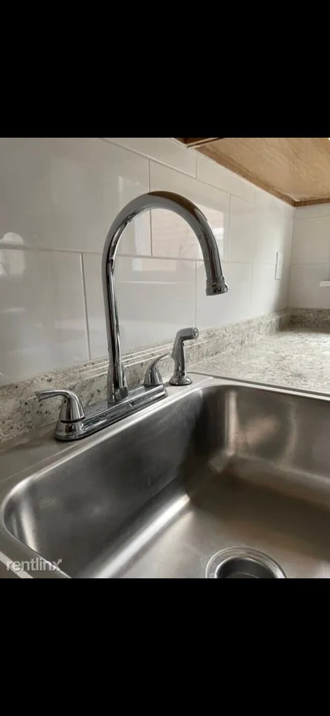 23 Harding Pl, Unit 3rd floor in New Haven, CT - Foto de edificio - Building Photo