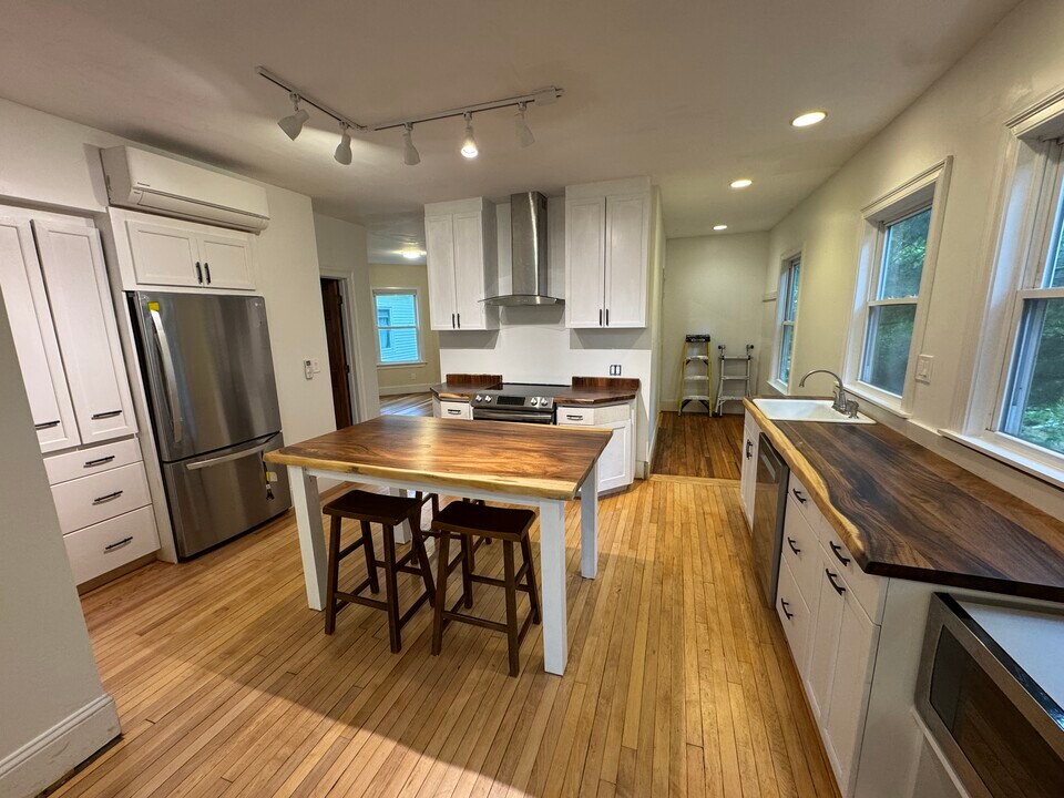 135 W Park St in Providence, RI - Building Photo