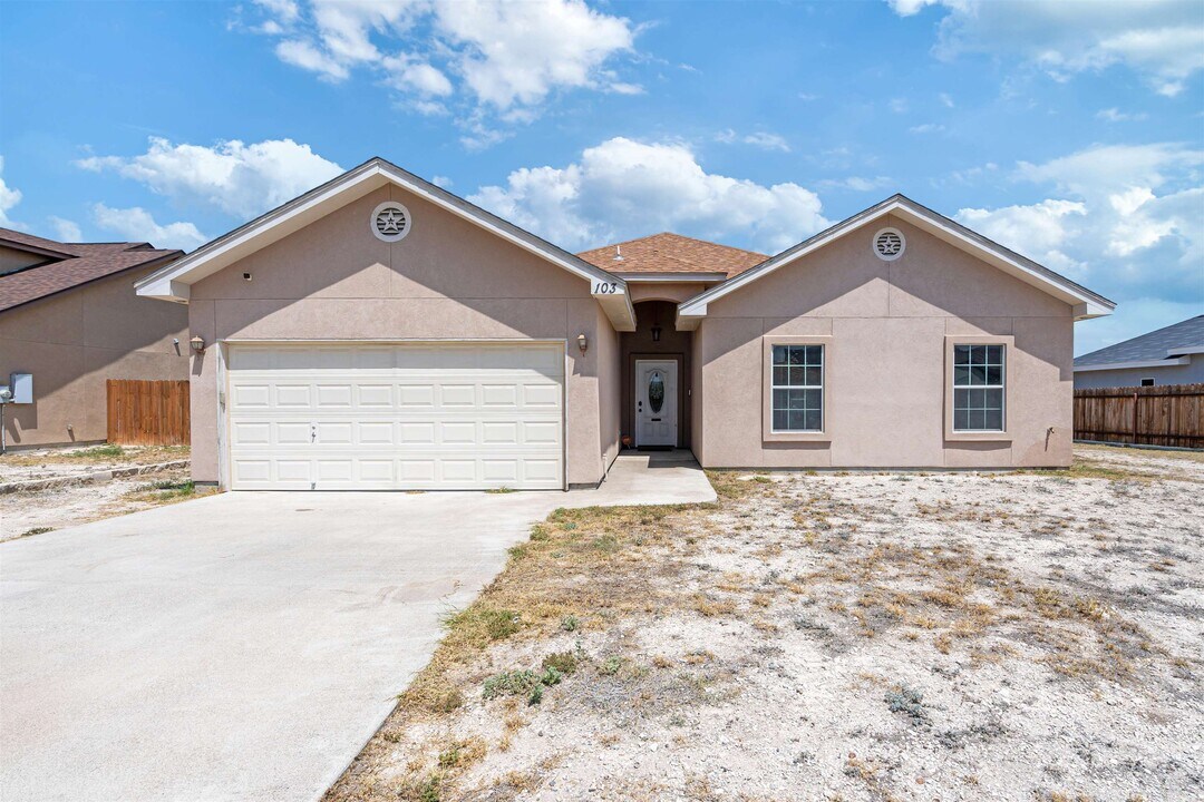 103 Spike Run in Del Rio, TX - Building Photo