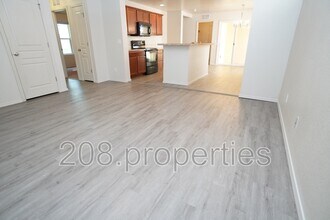 201 W Lava Falls Dr in Meridian, ID - Building Photo - Building Photo
