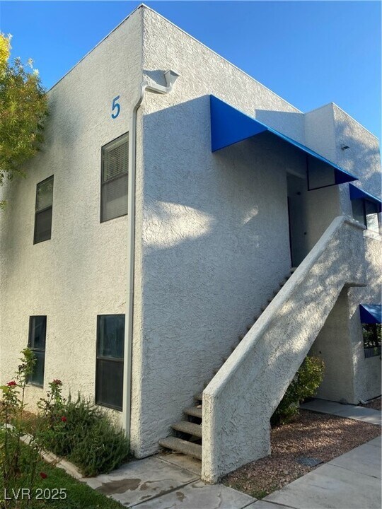 2643 Red Rock St in Las Vegas, NV - Building Photo