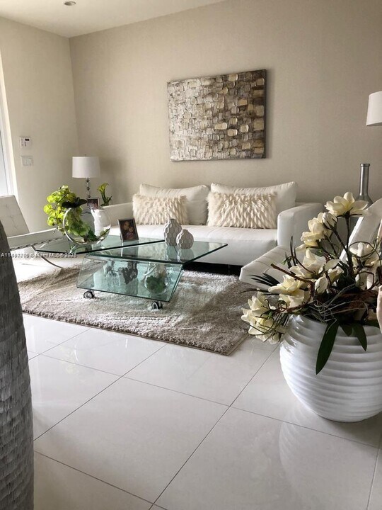 10422 NW 64th Terrace in Doral, FL - Building Photo
