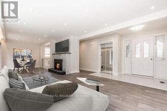 1821 Truscott Dr in Mississauga, ON - Building Photo - Building Photo