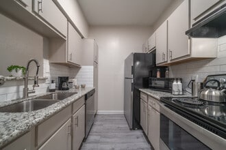 Green Tree Place in Houston, TX - Building Photo - Interior Photo