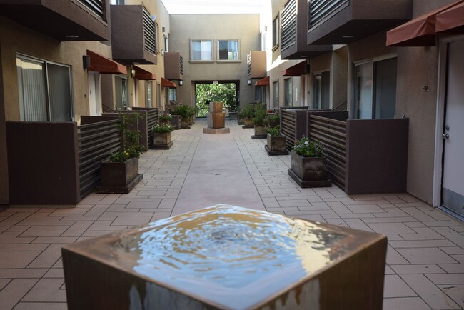 21306 Parthenia St, Unit 205 in Los Angeles, CA - Foto de edificio - Building Photo