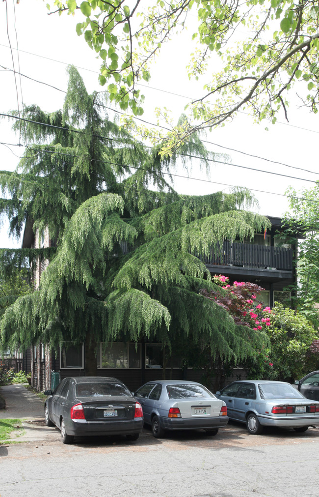 Montbel Apartments in Seattle, WA - Building Photo - Building Photo