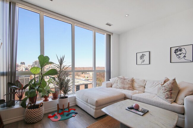 980 Yonge St in Toronto, ON - Building Photo - Building Photo