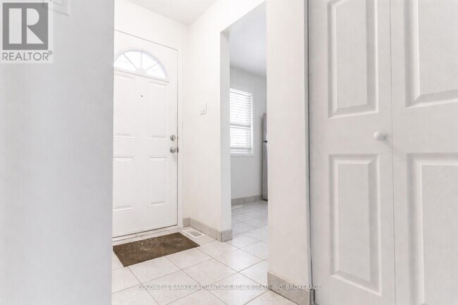 5815 Swayze Dr in Niagara Falls, ON - Building Photo - Building Photo