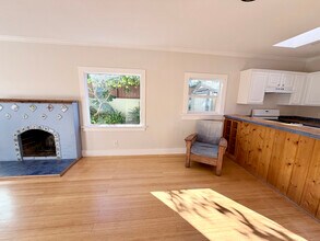 230 W H St in Encinitas, CA - Foto de edificio - Building Photo