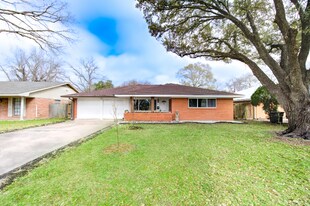 6026 Clarewood Dr in Houston, TX - Building Photo
