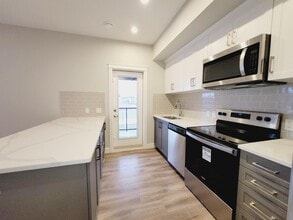 446 Allard Blvd SW in Edmonton, AB - Building Photo - Building Photo