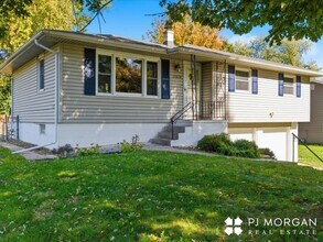 11018 Prairie Village Dr in Omaha, NE - Building Photo - Building Photo