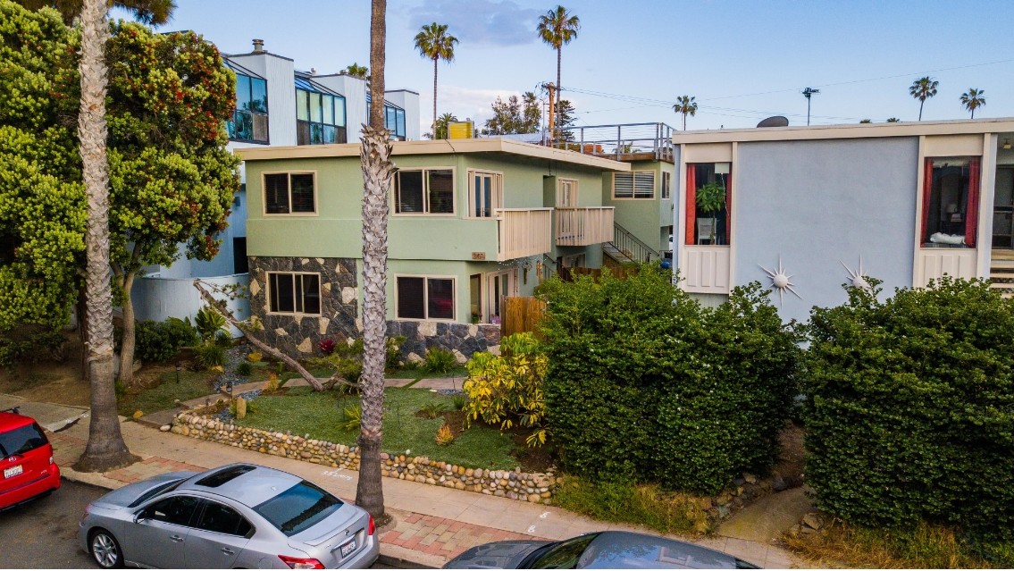 Windansea Apartments in La Jolla, CA - Building Photo