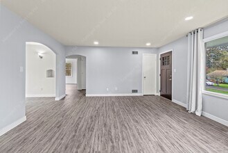 7331 SW Oak St in Portland, OR - Building Photo - Building Photo