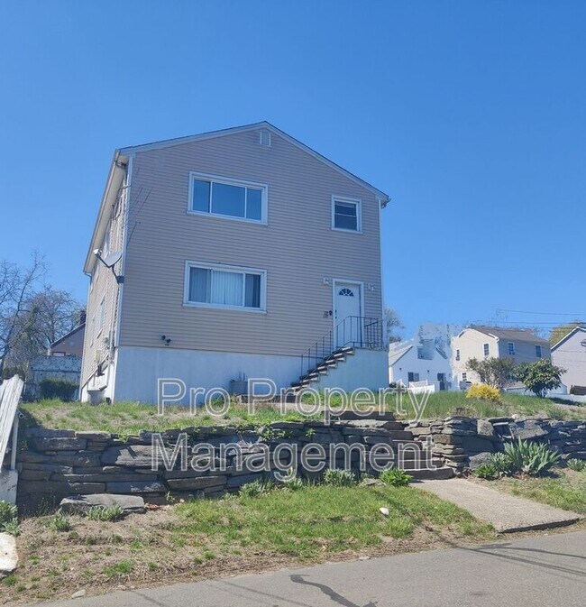 135 Hillcrest Rd in Bridgeport, CT - Building Photo - Building Photo