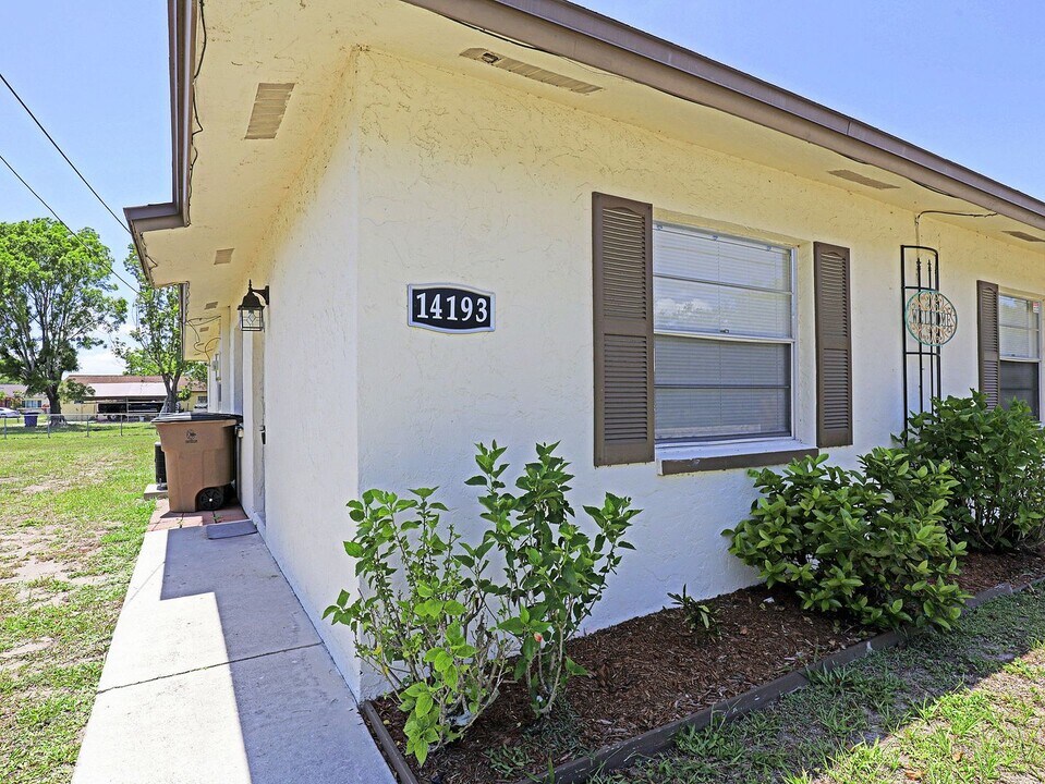 14193 Old Olga Rd in Ft. Myers, FL - Foto de edificio
