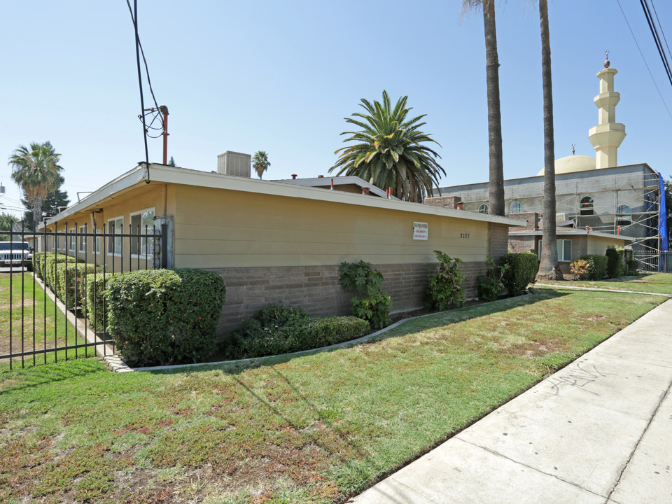 2127 E Shaw Ave in Fresno, CA - Building Photo