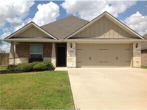 Beautifully 4 bedroom, 3 bathroom house wi in College Station, TX - Building Photo - Building Photo