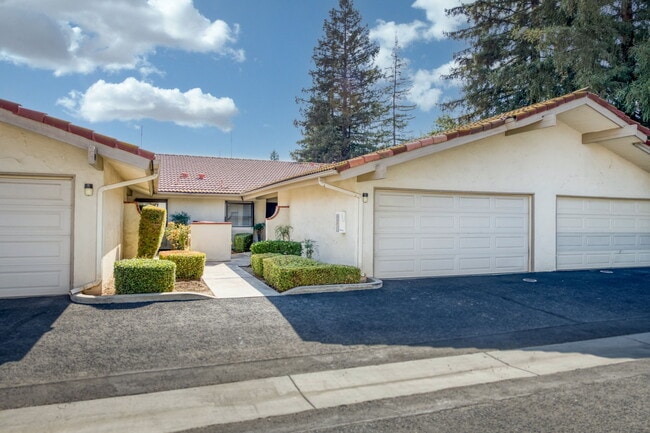 1538 W Herndon Ave in Fresno, CA - Foto de edificio - Building Photo
