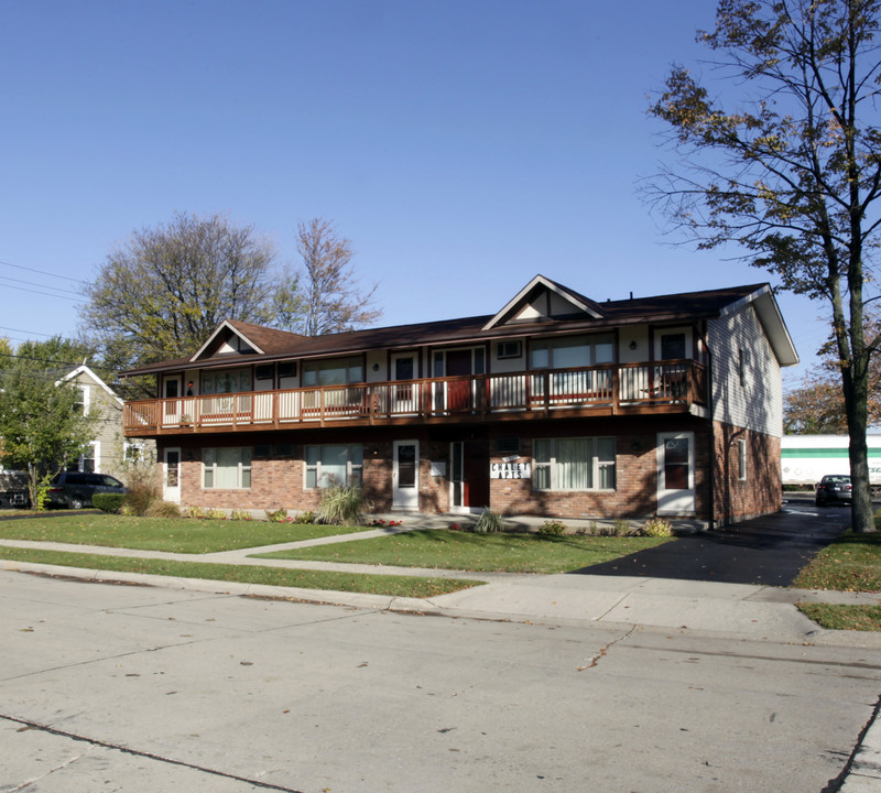 Chalet in Berkley, MI - Building Photo