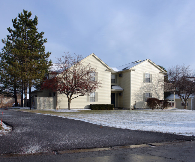 7480 Huntington Dr in Canfield, OH - Foto de edificio - Building Photo