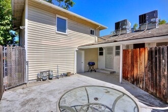 5400-5402 Folsom Blvd in Sacramento, CA - Building Photo - Building Photo