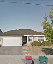 3557 NE Hembree St in McMinnville, OR - Building Photo