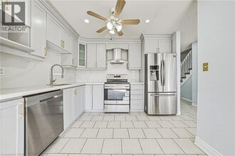 41 Pinewoods Dr in Hamilton, ON - Building Photo - Building Photo