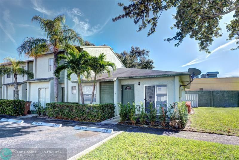 858 Crystal Lake Dr in Pompano Beach, FL - Building Photo