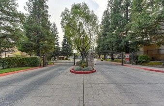 501 Gibson Dr, Unit #1014 in Roseville, CA - Foto de edificio - Building Photo