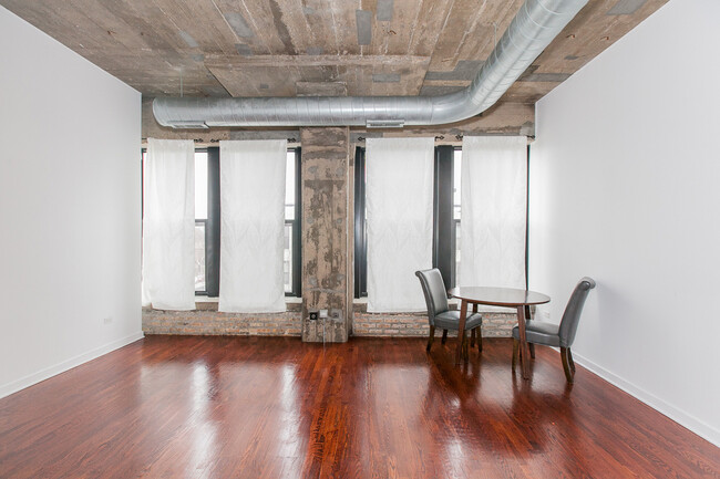 1111 W 14th Pl, Unit 321 in Chicago, IL - Building Photo - Building Photo