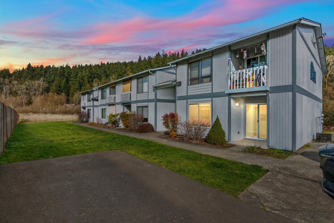 Salmon Creek Apartments in Sumner, WA - Building Photo