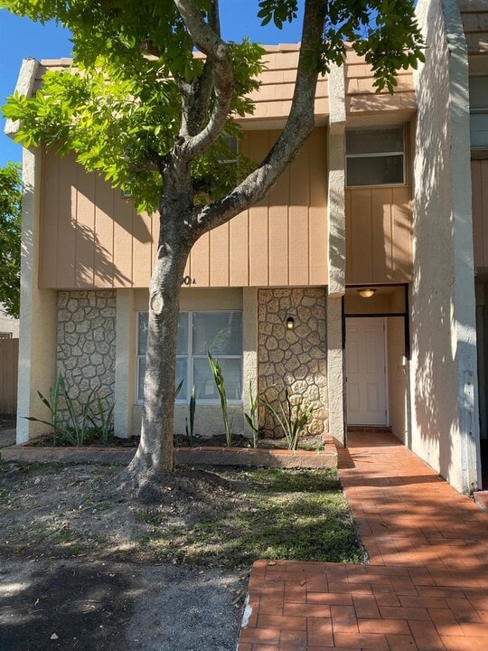 890A SW 80th Ave, Unit 890 in North Lauderdale, FL - Building Photo