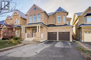 15 Ross Shiner Ln in Whitchurch-Stouffville, ON - Building Photo