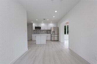 713 SW 4th Ct in Hallandale Beach, FL - Foto de edificio - Building Photo