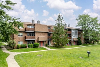 ReNew Poplar Creek in Hoffman Estates, IL - Foto de edificio - Building Photo