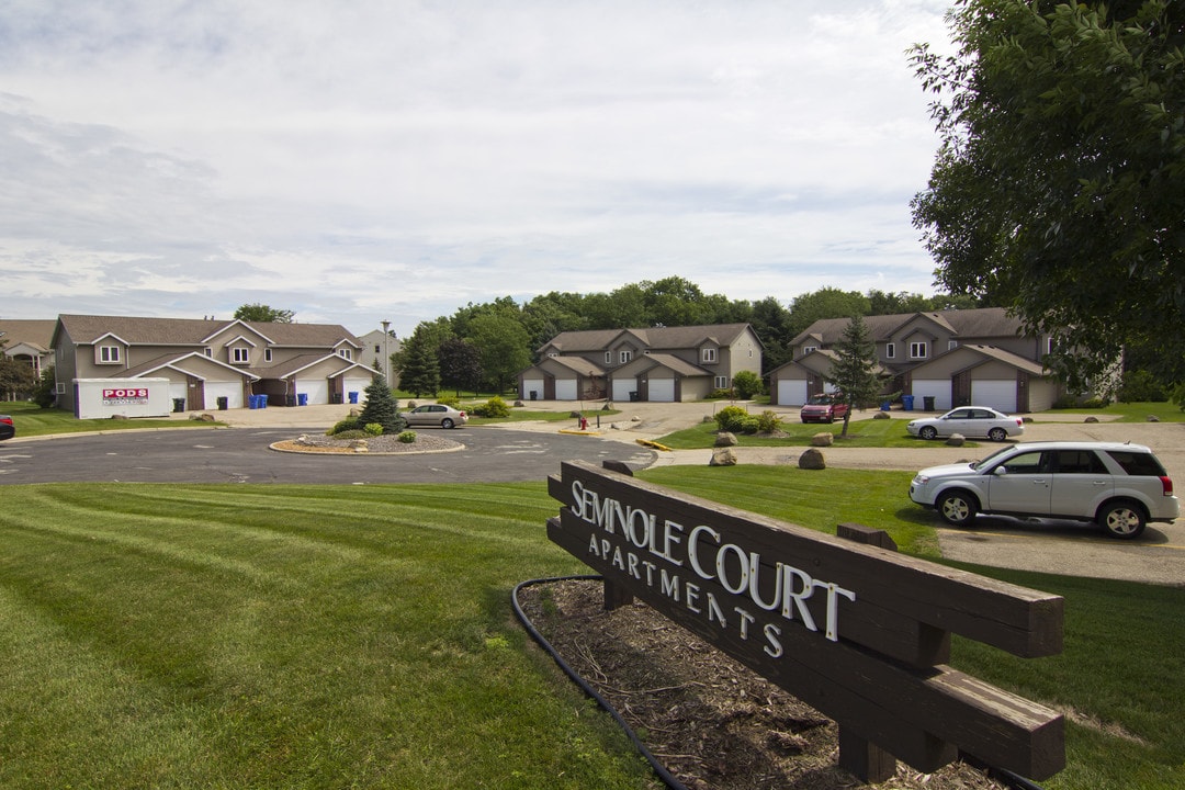 Seminole Court in Fitchburg, WI - Foto de edificio