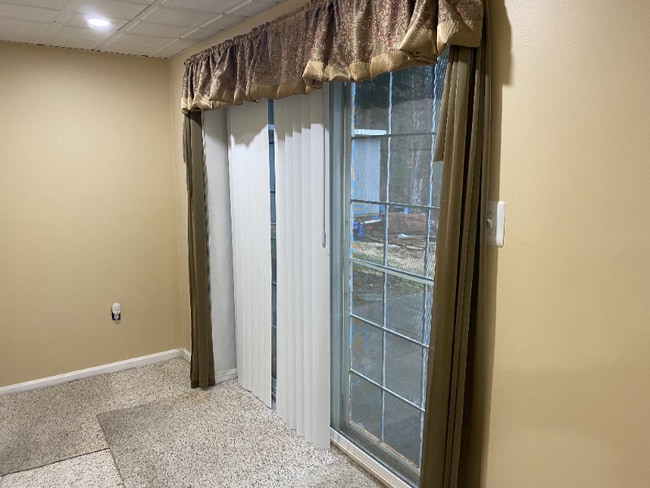 8809 Royal Crest Dr in Hyattsville, MD - Foto de edificio - Building Photo