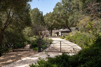 901 Crater Camp Dr in Calabasas, CA - Foto de edificio - Building Photo
