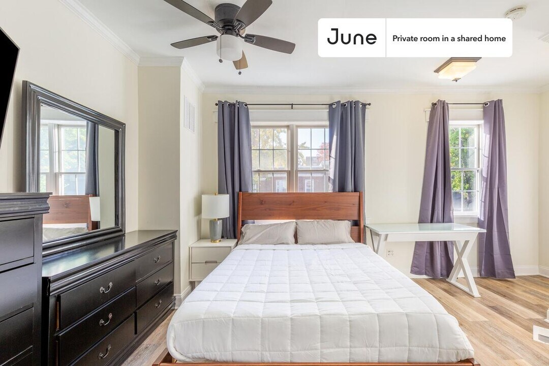 Private bedroom in 2 bed/2 bath Home in Washington, DC - Building Photo