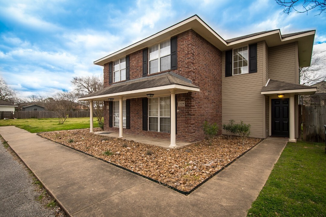 Oney Hervey in College Station, TX - Building Photo