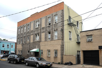 261 Walker St in Fairview, NJ - Foto de edificio - Building Photo