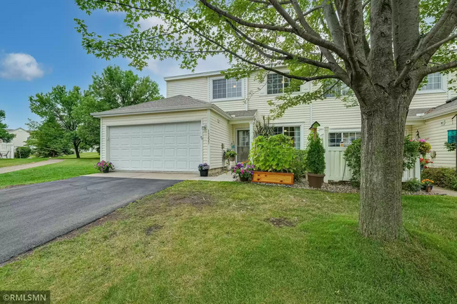 13223 Bush Ln in Eden Prairie, MN - Foto de edificio - Building Photo