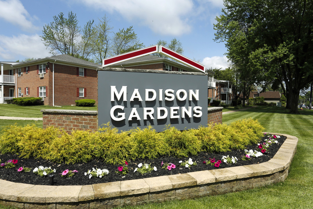 Madison Gardens in Old Bridge, NJ - Foto de edificio