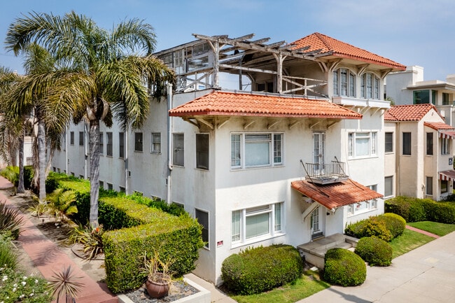 927 Ocean Ave in Santa Monica, CA - Foto de edificio - Building Photo