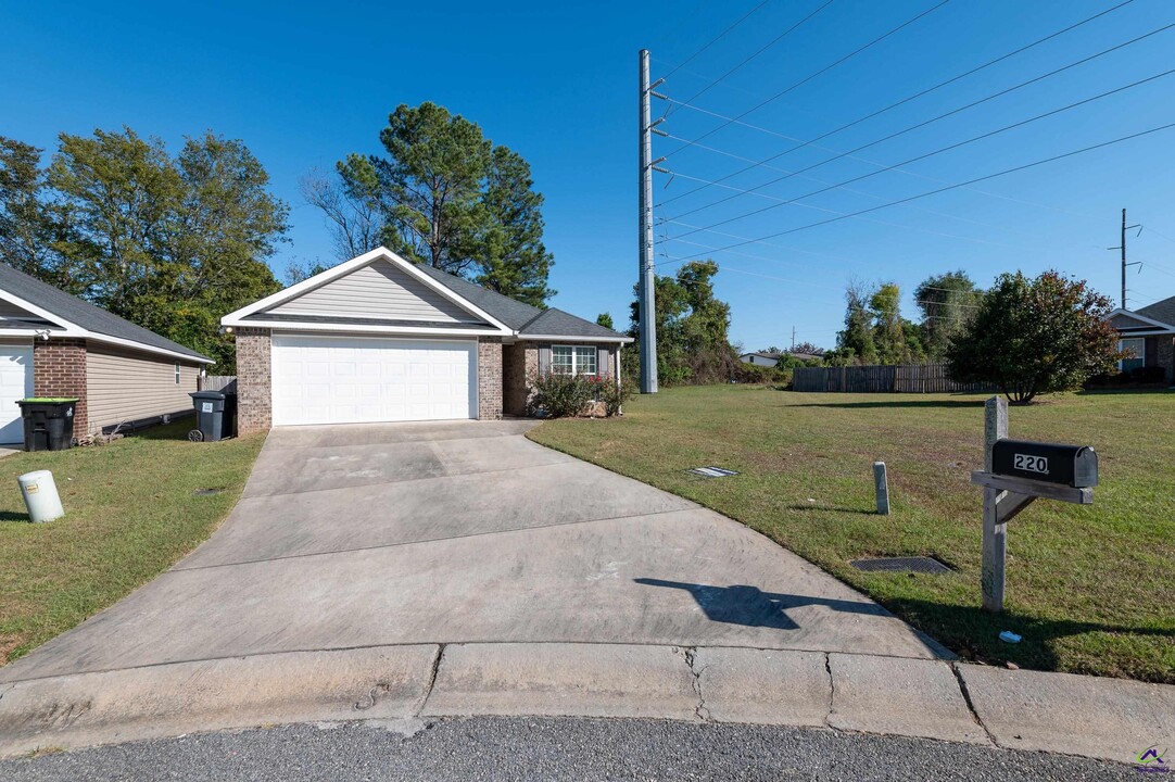 220 Station Way in Warner Robins, GA - Foto de edificio