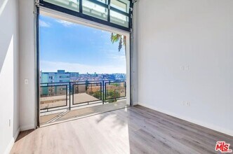 3279 San Marino St in Los Angeles, CA - Foto de edificio - Building Photo