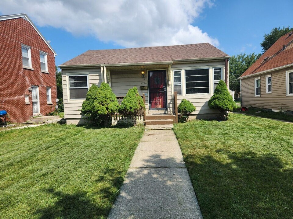 4224 W Glendale Ave in Milwaukee, WI - Building Photo
